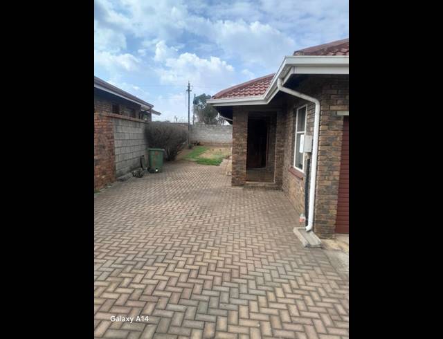 3 BEDROOM HOUSE FOR SALE IN PIMVILLE ZONE 6